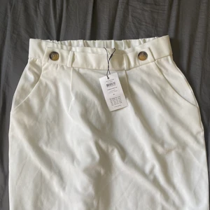 Helt oanvänd kjol - Helt oanvänd kjol med prislappen kvar från JACQUELINE, nypris 230💗