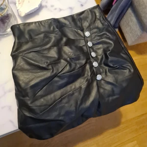 Kjol i skinnimitation  - Endast testad, så snygg kjol. 