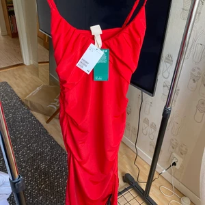 Tight röd klänning från Hm - Aldrig använd, sitter superfint och former kroppen på ett jättefint sätt. Jättefin röd färg ❤️ köpt för 400