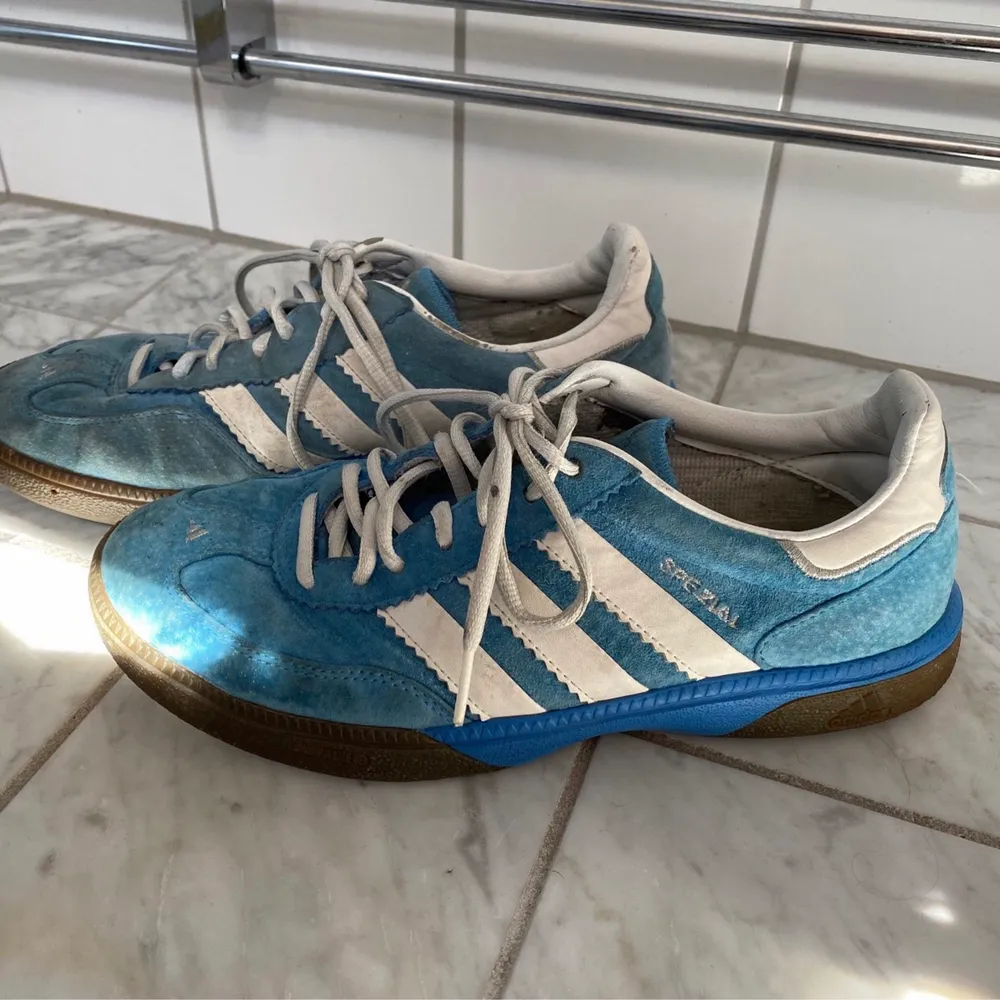 Adidas spezial sneakers storlek 41 1/3 bra använt skick kan mötas upp i Sthlm eller postas köparen står för frakten . Skor.