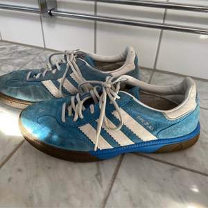 Adidas spezial sneakers storlek 41 1/3 bra använt skick kan mötas upp i Sthlm eller postas köparen står för frakten 