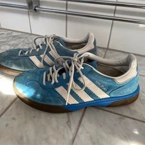 Adidas spezial storlek 41 1/3  - Adidas spezial sneakers storlek 41 1/3 bra använt skick kan mötas upp i Sthlm eller postas köparen står för frakten 