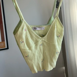 Blommigt linne från zara  - Blommigt linne/topp från zara. ❣️