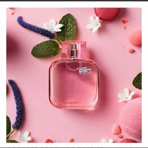 Damparfym La coste  - Lacoste parfym  Den är helt oöppnad och oanvänd Basnoter: Kaschmirträ, Mysk, Patchouli, Vetiver. Mellannoter: Liljekonvalj, Macarons, Sockervadd Toppnoter: Björnbär, Kryddor, Mandarinapelsin, Rött äpple. 50ml 