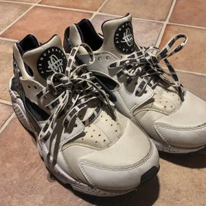 Nike air huarache strl 41 - Storlek 41, sparsamt använda, designade själv på Nikes hemsida för ett par år sedan men dom är för små för mig. Passar 40-41. 