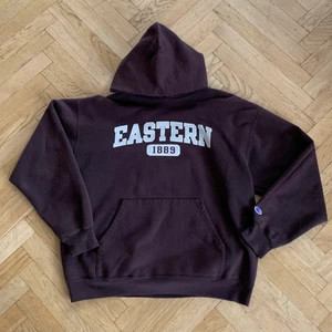 Vintage Champion hoodie  - Jättefin brun hoodie i collage stuk. Bra skick.  Markerad som XL men sitter mer som en S-M Bud från 300 kr