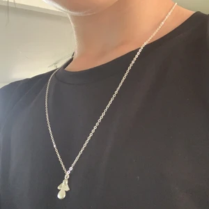 Halsband  - Silvrig kedja med en ängel på, på baksidan av ängeln står det made for an angel. ( hemma gjord )