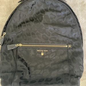 Michael Kors ryggsäck  - Svart leopardmönstrad ryggsäck från Michael Kors. Sparsamt använd. I nyskick.