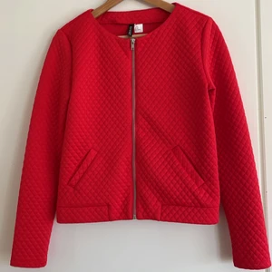 Röd vårjacka från H&M - Endast använd ett par gånger, mycket gott skick, tunn, perfekt till vår/sommarkvällar.