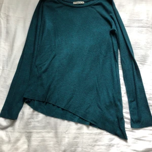 Grön tröja  - Grön tröja med långa armar i ett skönt material 