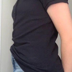 GANT KORTÄRMAD TRÖJA/SKJORTA - Storlek XS Plagget är i relativt bra skick och aldrig använd hemma hos mig. Däremot så har jag ärvt plagget, personen som hade det innan mig änvände plagget heller många gånger.  Plagget formar sig bra till kroppen och man kan ha den på många olika sätt.