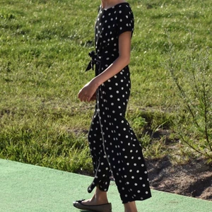 Prickig zara jumpsuit - Såå fin svartvit-prickig byxdress ifrån Zara som tyvärr har blivit förliten! Tror nypriset var 300-400 kr men den finns inte kvar längre i varken affär eller hemsida. Säljer en väldigt lik fast vit med svarta prickar så gå gärna in och kolla 🖤🤍