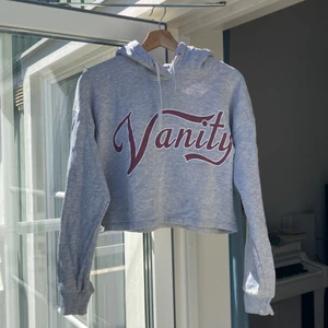Två croppade hopdies från bikbok - Två croppade hoodies från bikbok, knappt använda. Färgen ser man bäst på sista bilden. Den gråa är XS och den gröna är S. En för 100 och två för 150. Frakten ingår i priset❤️