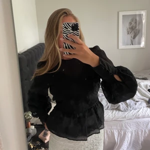 Blus  - Denna blus från H&M. Lite detaljer på tröjan och vid ärmarna, även öppen i bak men fick inte stängt knappen långt upp själv 💞💞