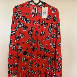 Sommarklänning  - Jag köpte från BikBok , storleken är Xs men passarför S också & ny pris är 399kr. Självklart är Oanvänd. Vill ni ha mer bid ta kontakta med mig. 