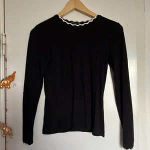 Zara tröja  - Svart tröja från zara utan några defekter! Perfekt för att ha under en annan tröja <3 