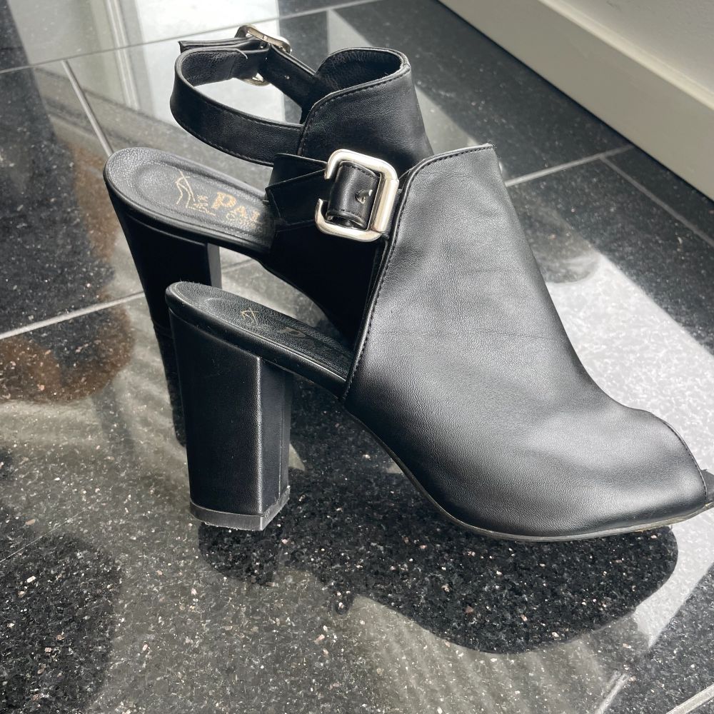 Svart Svarta högklackad sko med öppen häl och tå | Plick
