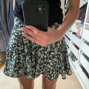 Zara kjol  - Säljer denna blommiga zara kjol med inbyggda shortsh💓 Superfint skick! Köparen står för frakten 