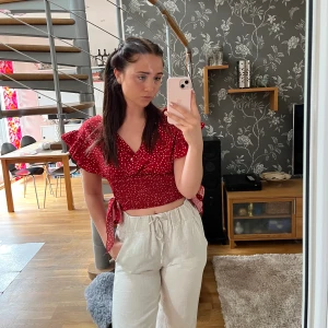 Sommartopp - En rödprickig topp med volanger. Storlek L & i bra skick!