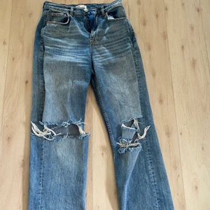 Jeans från gina - Jeans från Gina med slitningar på knäna, tyvärr för små för mej