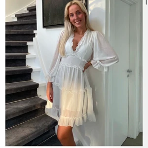 Sommarklänning - Vit sommarklänning, fick hem idag men var lite för stor för mig så säljer den. Aldrig använd, endast testad. Första bilden är från hemsidan, de andra har jag tagit.