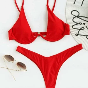 Röd bikini - Säljer denna röda bikini överdelen! (Enbart överdel) RIKTIGT snygg & sexig att ha nu i sommar!! 😍😩🌸 säljs då den aldrig kom till användning då någon annan ska få ha glädje av den💞 tveka inte att höra av dig vid intresse och frågor!🥰