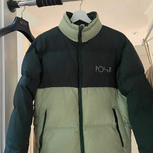 Polar skate company puffjacka - Säljer min puffjacka från polar skate company. Den är använd men fortfarande i bra skick.  Storlek: Small Nypris: 2500 kr