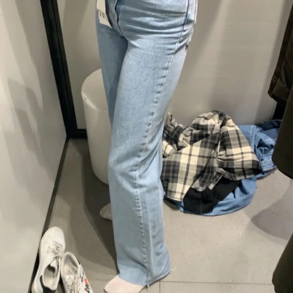 Dessa jättesnygga blåa jeansen från zara säljes! 🙌🙌 Hör av er om ni vill veta något eller skriv i kommentarerna! 🫶. Jeans & Byxor.