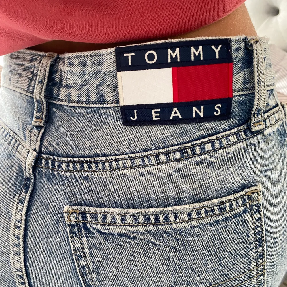 Jeans från Tommy Hilfiger model High Rise Slim Izzy Crop Jeans, är dock mer lågmidjade. I bra skick, använda fåtal gånger. Storlek 26/30. Nypris 1300kr. Mitt pris 300+frakt.. Jeans & Byxor.