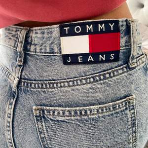 Jeans från Tommy Hilfiger model High Rise Slim Izzy Crop Jeans, är dock mer lågmidjade. I bra skick, använda fåtal gånger. Storlek 26/30. Nypris 1300kr. Mitt pris 300+frakt.