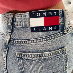 Tommy Hilfiger Jeans - Jeans från Tommy Hilfiger model High Rise Slim Izzy Crop Jeans, är dock mer lågmidjade. I bra skick, använda fåtal gånger. Storlek 26/30. Nypris 1300kr. Mitt pris 300+frakt.