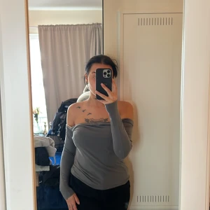 Off-shoulder topp - Köpt på Nakd, använd 1 gång 