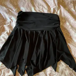 En fin kjol köpt second hand på Humana, storlek står ej men skulle beskivas som en XS, knappt använd då den var för liten 