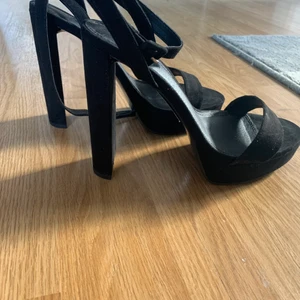High heels - Från: Asos  originalt Försäljningspris: 400kr Använda 1x 12cm klack   Obs! inga returer