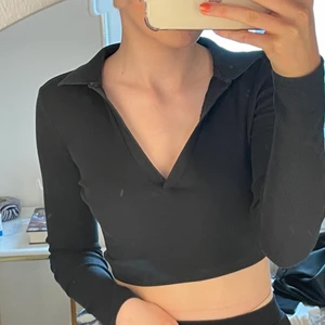 Svart topp - Svart topp ifrån Zara som är kortare i modellen, frakt tillkommer, (min spegel är smutsig inte tröjan)