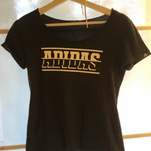 T-shirt - En svart Adidas t-shirt. Säljer denna för den kommer inte till användning å ligger ba å skräpar. Använt några gånger. 