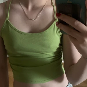 Grönt linne💚 - Superfint grönt linne med cool baksida 