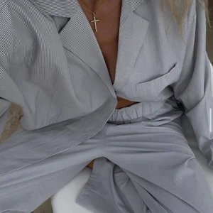 Pyjamasbyxor (NA-KDxJOSEFINEHJ) - Säljer dessa populära pyjamasbyxor. Slutsåld på hemsidan! Helt oanvända pyjamasbyxor från Josefine HJ kollektion med NAKD. 🤍 Luftigt och tunnt material som är så skönt att ha på sig, mellan/lågmidjade! 🤍🤍 nypris 399kr