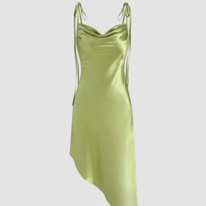 Siden klänning - As fin klänning som jag endast använt 1 gång. 🦖💚