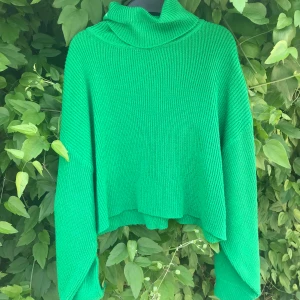 Grön stickad tröja  - (Samma passform som den tidigare blå!)  Utan revor eller hål! Köpt från H&M.  Är en M men känns som S