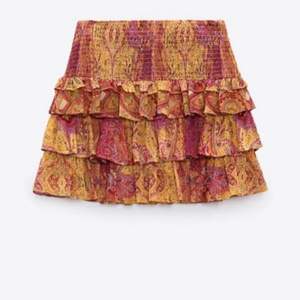 Jag söker denna zara kjol i organe för ett bra pris i storlek xs-s,hör gärna av er om ni vill sälja😽😽