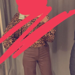 Raka jeans med hög midja. - Detta är ett par fina bruna jeans som inte sitter tajs utan låter dina ben få utrymma. De är högmidjade och sköna att ha på sig. Passar perfekt för folk mellan 14-15 år men det varierar såklart beroende på kroppsform.