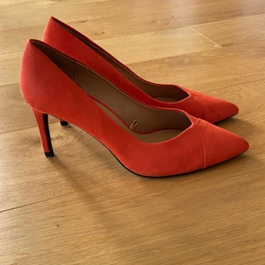 Orangea pumps från Zara - Orangea pumps från Zara, i gott skick, endast använda under en kväll! Fler bilder finns!