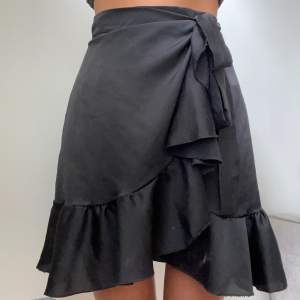 Chelsea kjol som jag inte använt på ett tag därav säljer jag den, strlk S, köpte för 400kr men säljer för 100 + 40kr frakt då den bara legat i min garderob senaste året! Kontakta mig!