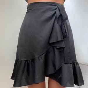 Chelsea kjol - Chelsea kjol som jag inte använt på ett tag därav säljer jag den, strlk S, köpte för 400kr men säljer för 100 + 40kr frakt då den bara legat i min garderob senaste året! Kontakta mig!