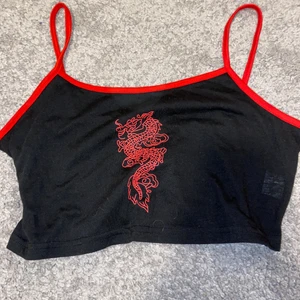 Croppad linne  - Aldrig använd linne, den är för stor på mig så det är därför den aldrig blivit använd! Men jätte fin å fint material! (Frakt blir 45kr)