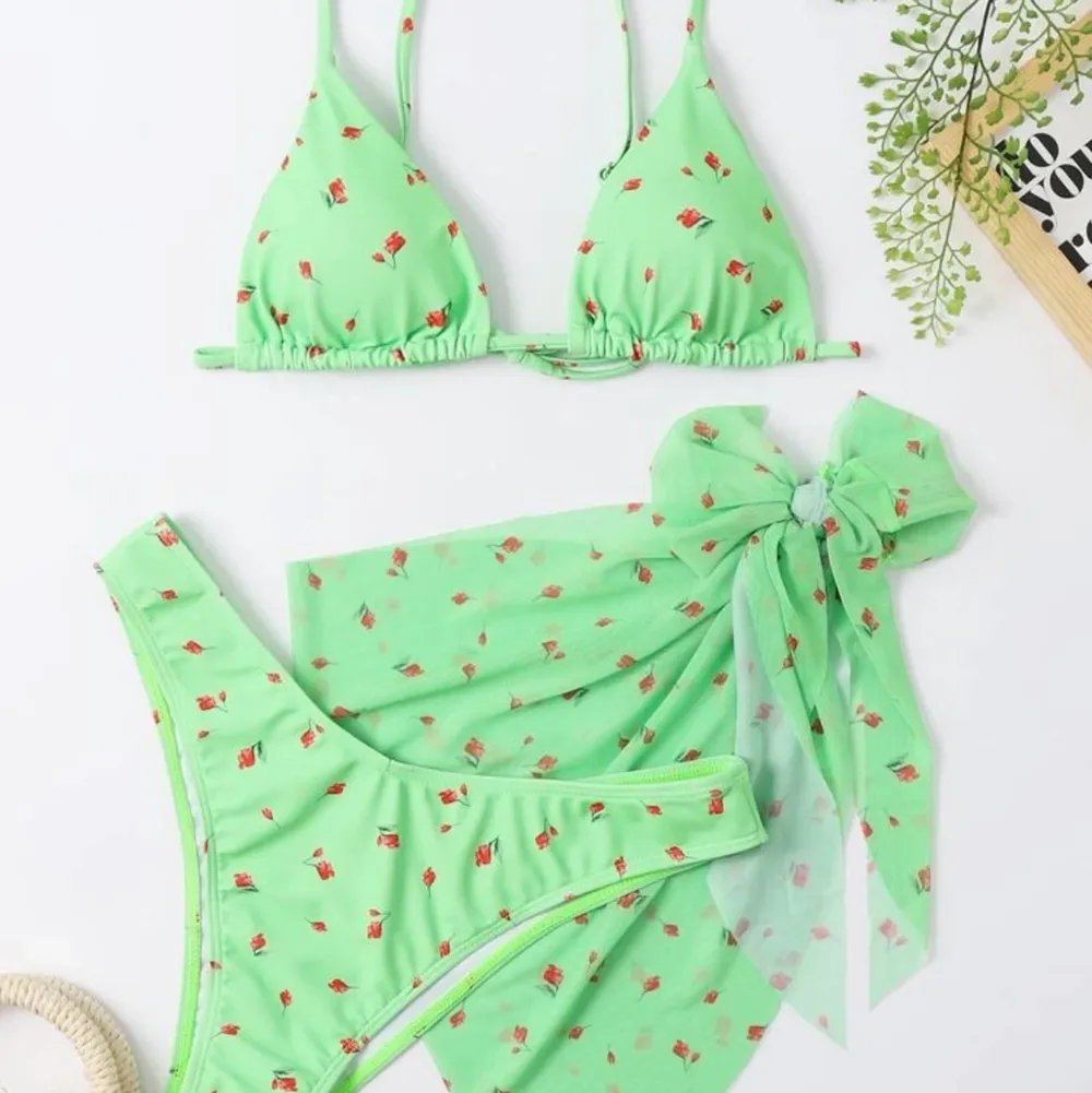 Självklart är denna bikini helt oanvänd, inte ens prövad då jag såg direkt att det inte skulle gå med min byst😂 Bikinin är i storlek L men passar mer än S/M. Överdelen är anpassad för mindre byst.. Muu.