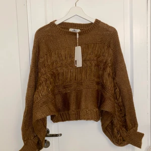 Stickad tröja  - Lappen kvar, aldrig använd. Står ingen stl men skulle säga s. 