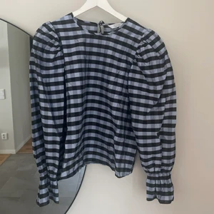 Blus & Other Stories  - Jättefin blus från & Other Stories. Använd ett fåtal gånger. Puffärm knyte i bak. Snygg till ett par jeans istoppad! 
