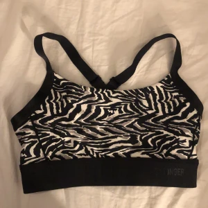 Sport bh  - Sportbh från Stronger. Endast använd ett fåtal gånger. Iläggen är tyvär borta men den är ganska tjock i materialet.